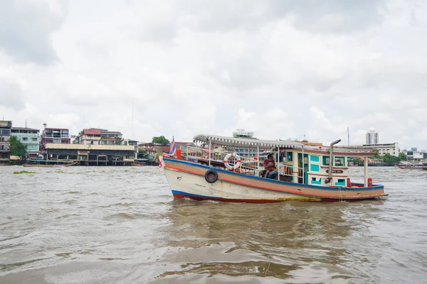 BANGKOK, TAILANDIA-MAYO 29,2018: Barco en el río Chao phraya en Bangk —  Fotos de Stock