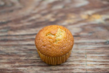 Ahşap zemin üzerinde Muz fincan kek