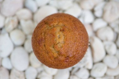 Beyaz kaya arka plan üzerinde Muz fincan kek