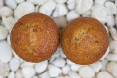 Beyaz kaya arka plan üzerinde Muz fincan kek