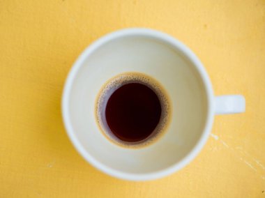 Beyaz fincan da boş siyah kahve kapalı