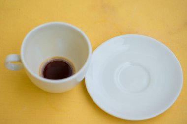 Beyaz fincan da boş siyah kahve kapalı