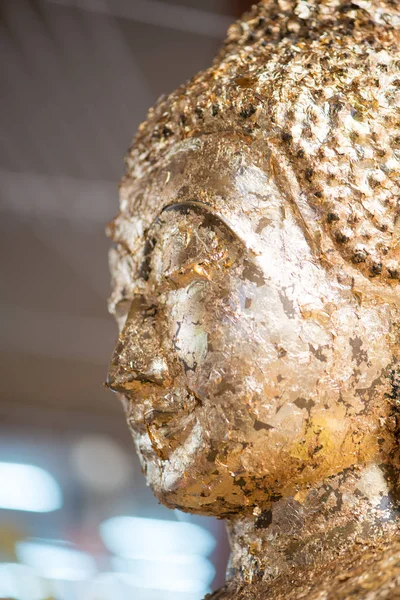 Stängt upp ansikte Buddha med bladguld — Stockfoto