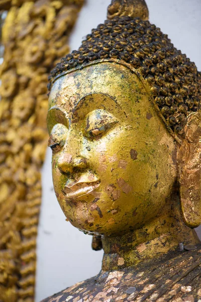 Closed up old face of buddha — Stock Photo, Image