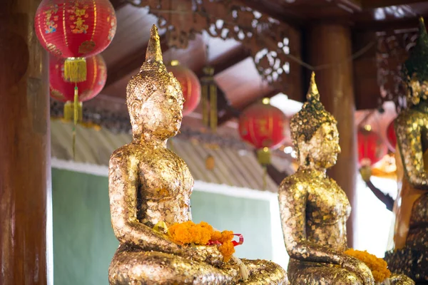 タイの寺院で金箔を持つ仏 — ストック写真