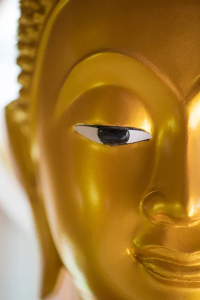 Gesloten gezicht van gouden Boeddha in de tempel — Stockfoto