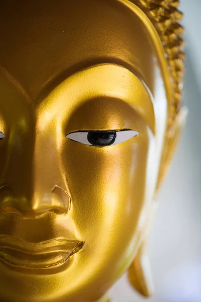 Faccia chiusa di buddha d'oro in tempio — Foto Stock