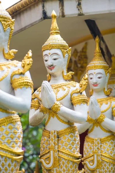 Englestatue i Thailands tempel. – stockfoto