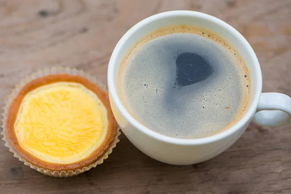 Café preto e torta de ovo — Fotografia de Stock