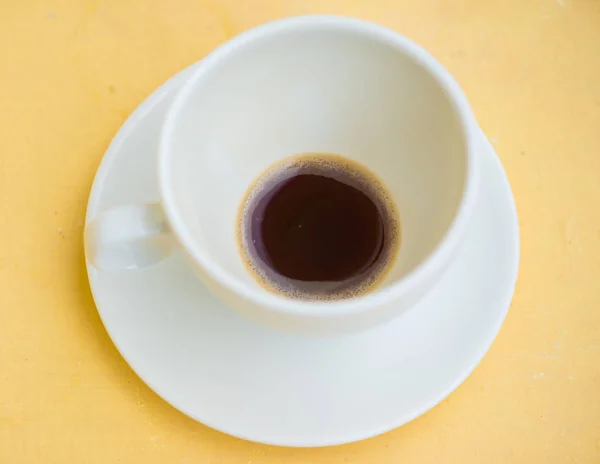 Pusta Czarna kawa w białej filiżance — Zdjęcie stockowe