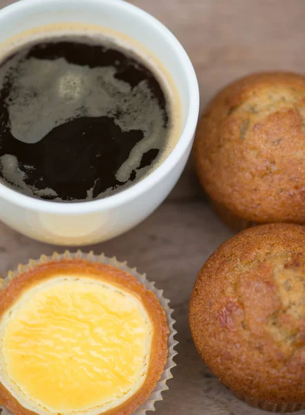 Kahve arka plan üzerinde Muz fincan kek ve yumurta tart