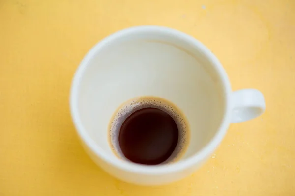 ZAMKNIĘTA pusta Czarna kawa w białej filiżance — Zdjęcie stockowe