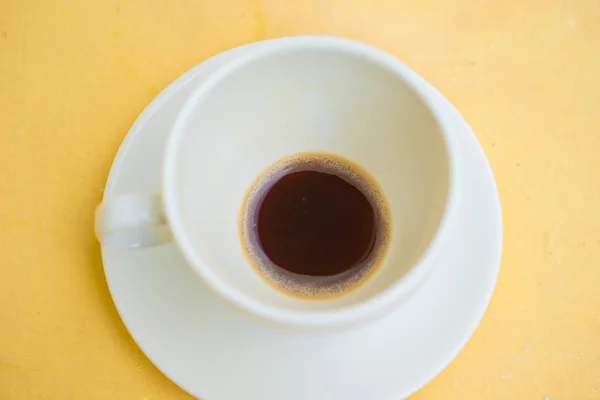 ZAMKNIĘTA pusta Czarna kawa w białej filiżance — Zdjęcie stockowe