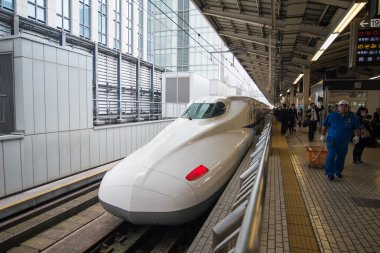 Tokyo İstasyonu'nda Shinkansen hızlı tren, Japonya
