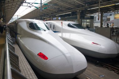 Tokyo İstasyonu'nda Shinkansen hızlı tren, Japonya