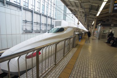 Tokyo İstasyonu'nda Shinkansen hızlı tren, Japonya