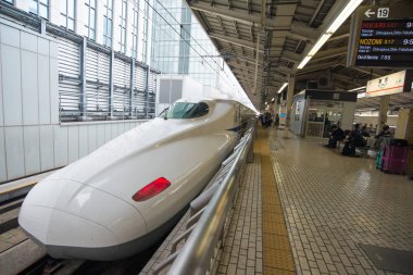 Tokyo İstasyonu'nda Shinkansen hızlı tren, Japonya