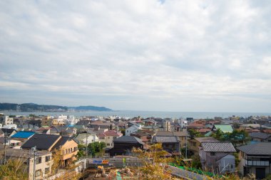 Haze-dera tapınağından ya da Kamakura, Japonya 'daki Hase-kannon tapınağından denize bakın.