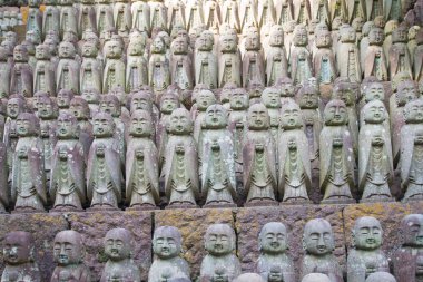 Hase-Dera tapınağında dua eden Buda heykelleri.