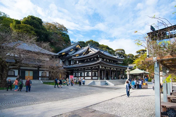 Personas que visitan la sala Kanon-do en el templo Haze-dera o el templo Hase-kannon en Kamakura, Japón — Foto de Stock