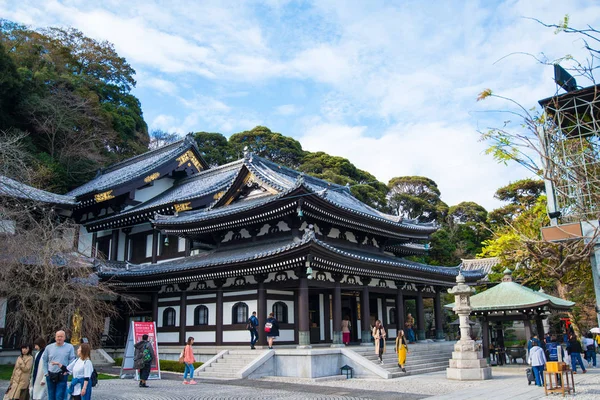 Personas que visitan la sala Kanon-do en el templo Haze-dera o el templo Hase-kannon en Kamakura, Japón — Foto de Stock