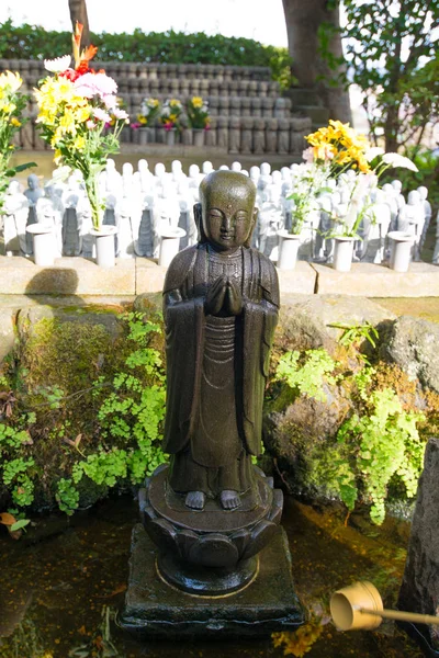 Estatuas Buddistas de piedra del templo de Hase-dera en Kamakura, Japón . — Foto de Stock