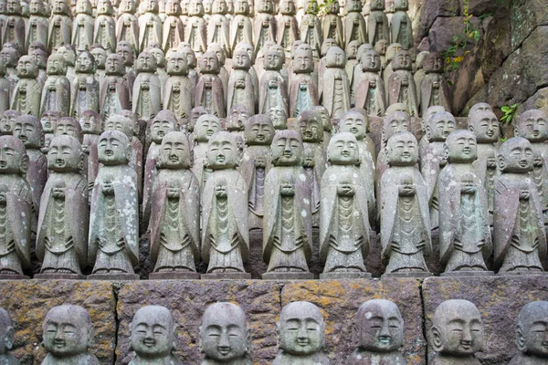 Små Buddha statyer ber vid Hase-Dera templet — Stockfoto