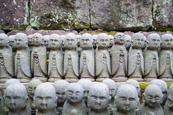 Pequeñas estatuas de Buda rezando en el templo Hase-Dera — Foto de Stock