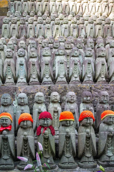 Malé sochy Buddhy modlící se v chrámu Hase-Dera v Kamakuru — Stock fotografie