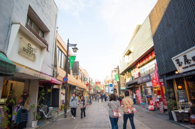 Japonya 'nın Kamakura kentindeki ünlü Komachi Caddesini ziyaret eden turistler