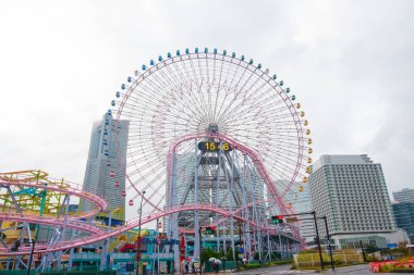 Yokohama, Japonya 'daki Yokohama Cosmo Dünyası eğlence parkının dev dönme dolabı..