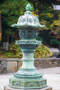 Kotoku-in tapınağındaki eski fener Kamakura 'nın ünlü simgesi.