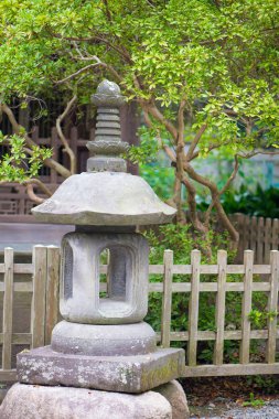 Kotoku-in tapınağındaki taş fener Kamakura 'nın ünlü simgesi.