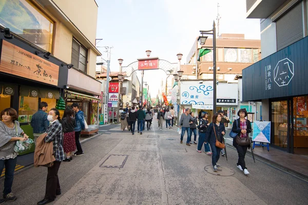 Turistas visitam a famosa rua Komachi em Kamakura, Japão — Fotografia de Stock