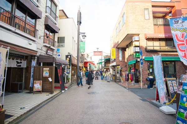 Turyści odwiedzają słynną ulicę Komachi w Kamakura, Japonia — Zdjęcie stockowe