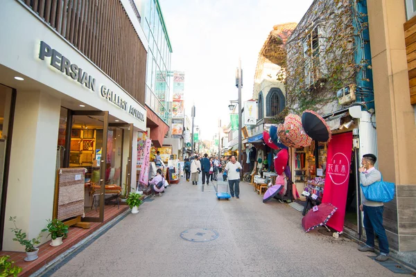 Turistas visitam a famosa rua Komachi em Kamakura, Japão — Fotografia de Stock