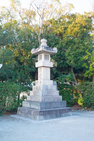 Stone lantern at Tsurugaoka Hachimangu shrine, popular tourist attraction of Kamakura,Japan — Stock Photo, Image