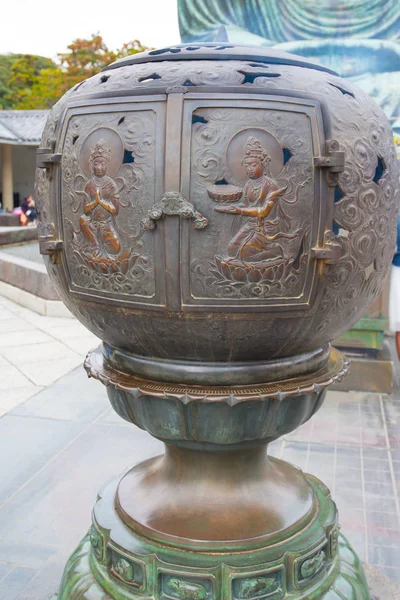 Queimador de incenso em frente a Kamakura Daibutsu no templo Kotoku-in em Kamakura, Japão — Fotografia de Stock