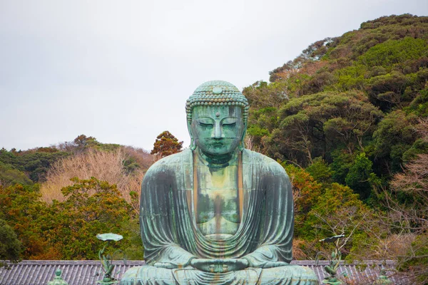 Óriás buddha vagy Kamakura Daibutsu a híres mérföldkő. — Stock Fotó