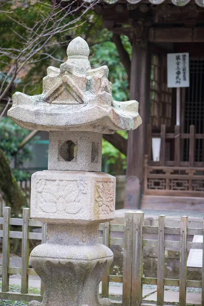 Каменный фонарь в храме Котоку в Камакуре — стоковое фото