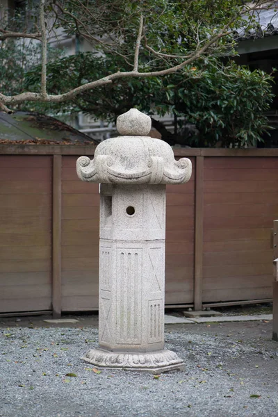 Lanterna de pedra no templo de Kotoku-in o marco famoso em Kamaku — Fotografia de Stock