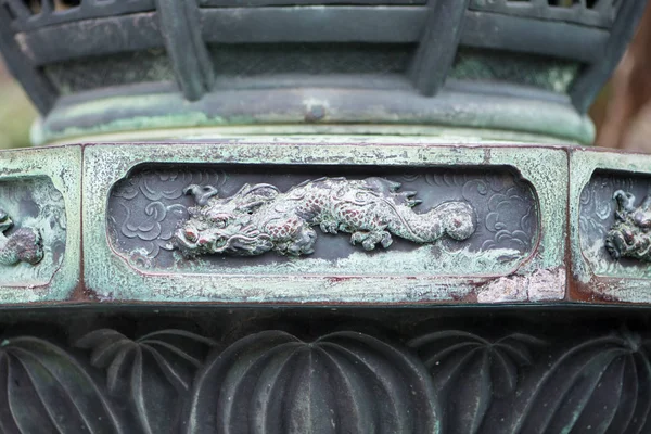 Old lantern in Kotoku-in temple the famous landmark — Stock Photo, Image