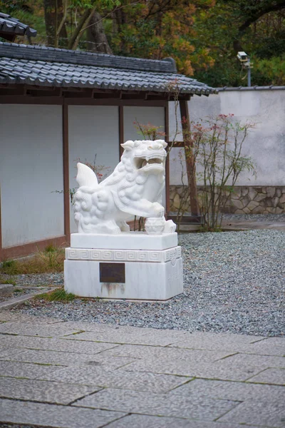 Leone pietra bianca nel tempio di Kotoku-in il famoso punto di riferimento — Foto Stock