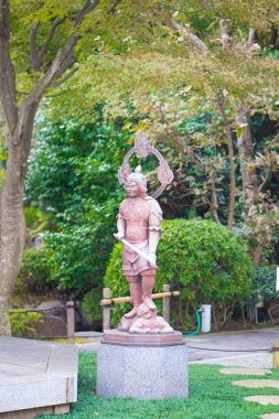 Japonya, Kamakura 'daki Hase-dera tapınağının metal Buddist heykelleri..