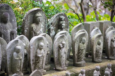 Haze-dera tapınağında antik taş oyma Jizo heykelleri