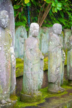 Haze-dera tapınağında antik taş oyma Jizo heykelleri