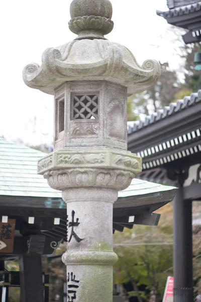 Кам'яний ліхтар в храмі Хаза-дера або храм Газ-Каннон в Камакурі, Японія — стокове фото