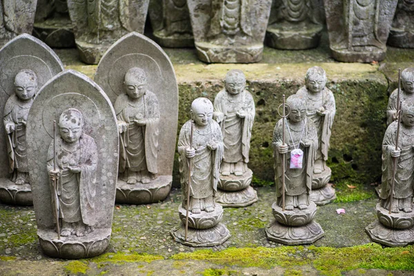 Antiguas estatuas de Jizo talladas en piedra en el templo de Haze dera — Foto de Stock
