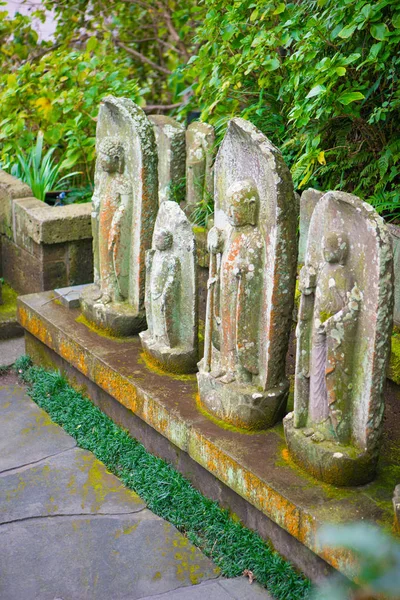 Αρχαία πέτρινα σκαλιστά αγάλματα Jizo στο ναό Χέιζ-Τέρα ή Hase-Ka — Φωτογραφία Αρχείου