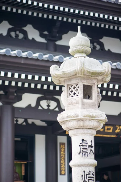 Kamenná lucerna v chrámu Haze-dera nebo chrámu Hase-kannon v kamakuře, Japonsko — Stock fotografie